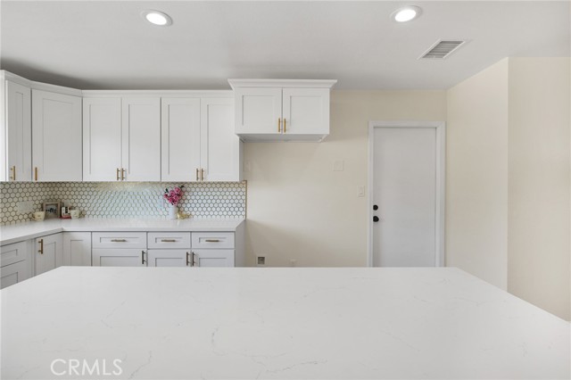 Detail Gallery Image 7 of 46 For 18645 Symeron Rd, Apple Valley,  CA 92307 - 3 Beds | 2 Baths