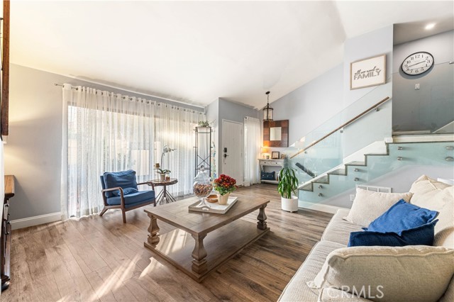 Detail Gallery Image 5 of 52 For 18146 Oxnard #48,  Tarzana,  CA 91356 - 3 Beds | 2/1 Baths