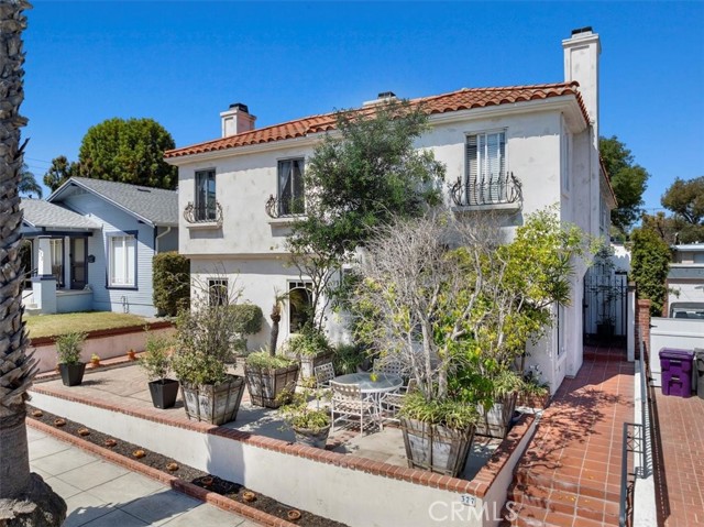 Detail Gallery Image 1 of 21 For 377 Roycroft Ave, Long Beach,  CA 90814 - 3 Beds | 2 Baths