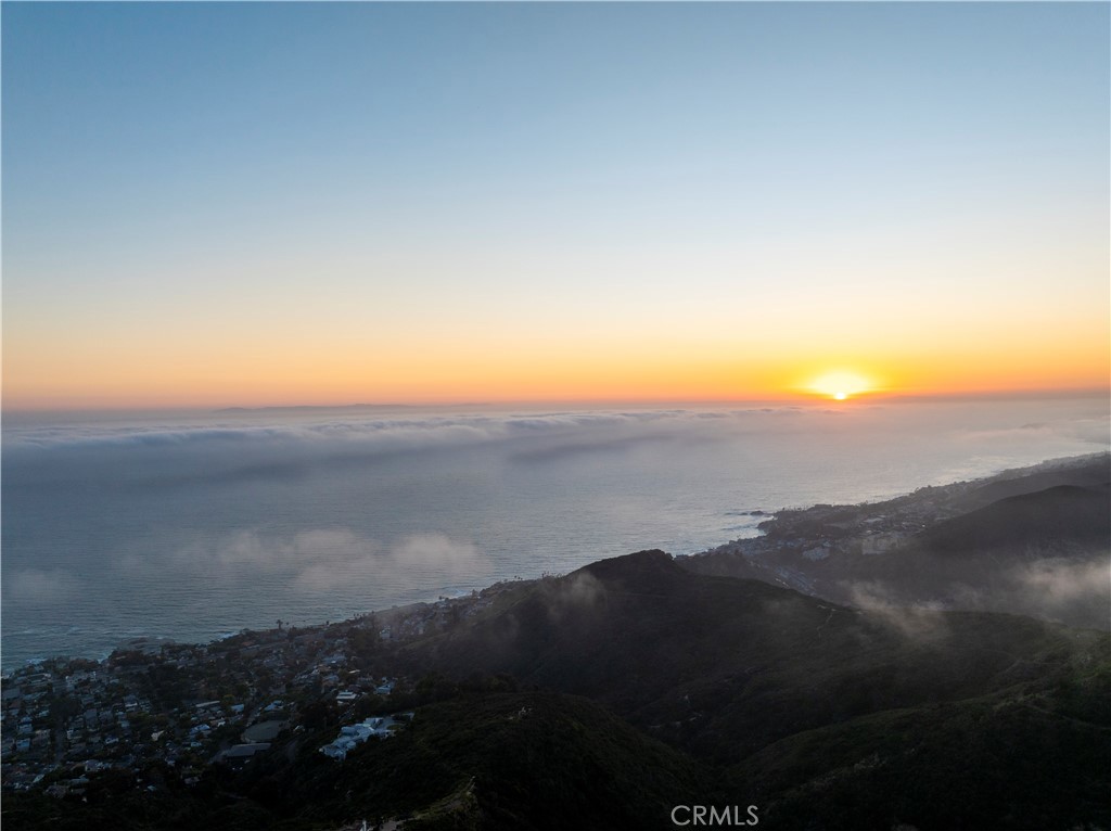 https://media.crmls.org/medias/c5cd447e-e9b3-4387-b62f-d0e21874af7b.jpg?preset=X-Large
