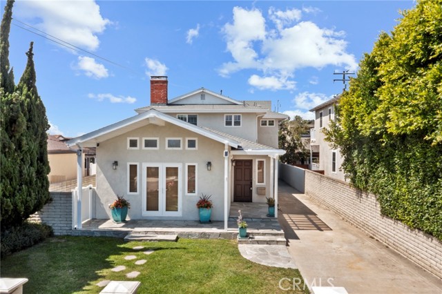 1069 Avenue D, Redondo Beach CA: https://media.crmls.org/medias/c5d06f70-b4bd-4c90-b0db-f801c8946330.jpg