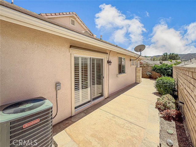 2037 Freesia Avenue, Simi Valley CA: https://media.crmls.org/medias/c5d094e4-2140-4d48-89a5-b6a9706c24ca.jpg
