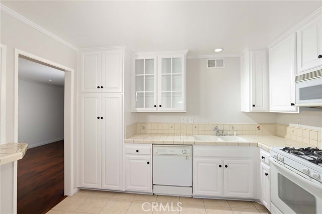 Detail Gallery Image 14 of 42 For 7945 via Latina, Burbank,  CA 91504 - 3 Beds | 2/1 Baths
