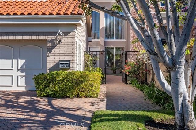 Detail Gallery Image 2 of 59 For 12305 Ridge, Los Angeles,  CA 90049 - 2 Beds | 2/1 Baths