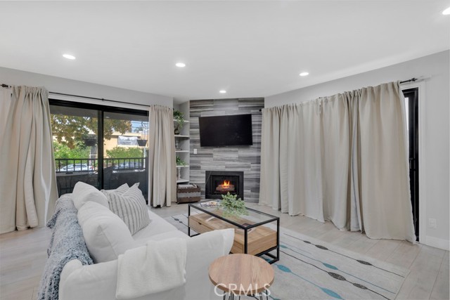 Detail Gallery Image 5 of 32 For 14634 Magnolia Bld #6,  Sherman Oaks,  CA 91403 - 2 Beds | 2/1 Baths