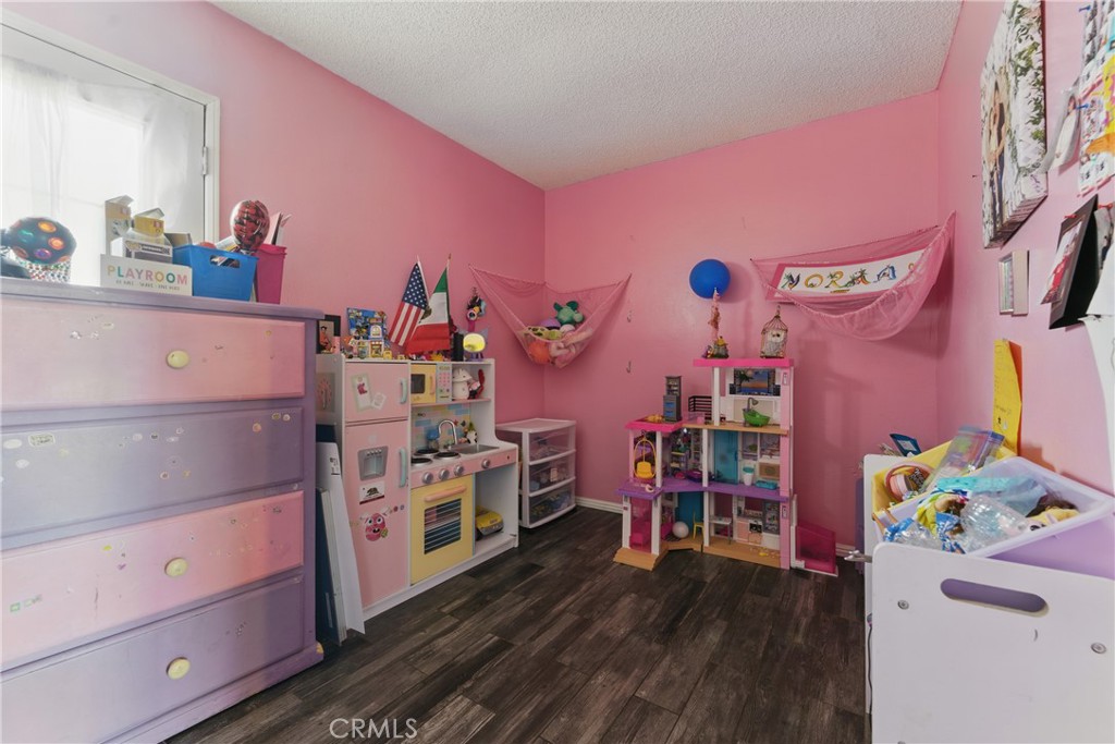 https://media.crmls.org/medias/c5d328db-6e3a-4732-b8f7-f6c79ba5182b.jpg?preset=X-Large