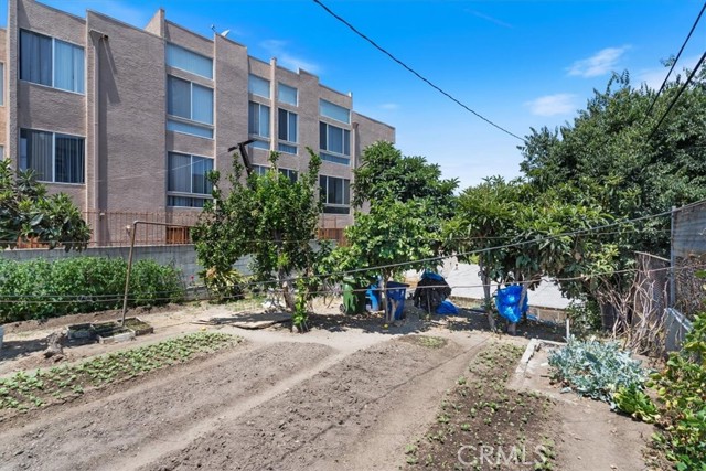 811 N Bunker Hill Avenue, Los Angeles CA: https://media.crmls.org/medias/c5d682d7-ac01-4a55-a264-e78840d69932.jpg