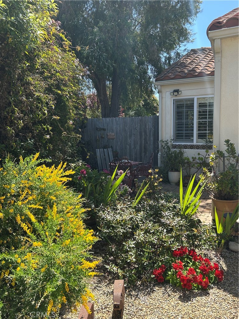 https://media.crmls.org/medias/c5d7be27-c535-4c1e-88e5-7cc66fbece40.jpg?preset=X-Large