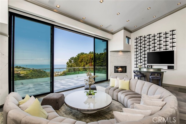 Detail Gallery Image 15 of 45 For 2135 Hillview Dr, Laguna Beach,  CA 92651 - 6 Beds | 5/1 Baths