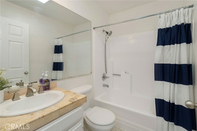 Detail Gallery Image 9 of 22 For 7045 Woodley Ave #101,  Lake Balboa,  CA 91406 - 2 Beds | 2 Baths
