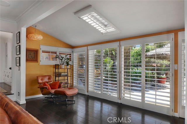 5866 Varna Avenue, Valley Glen CA: https://media.crmls.org/medias/c5de12db-138e-4a75-b77a-f24eed813f63.jpg