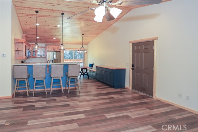 365 Santa Barbara Avenue, Sugarloaf CA: https://media.crmls.org/medias/c5df4bf8-061d-46c2-8e7c-bb257abfba92.jpg