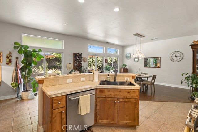 Detail Gallery Image 11 of 39 For 5212 Honey Rock Ct, Oroville,  CA 95966 - 5 Beds | 3 Baths