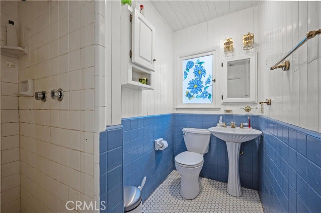20955 De Mina Street, Woodland Hills CA: https://media.crmls.org/medias/c5e14986-eb24-4670-a227-c4cd9bc44e38.jpg