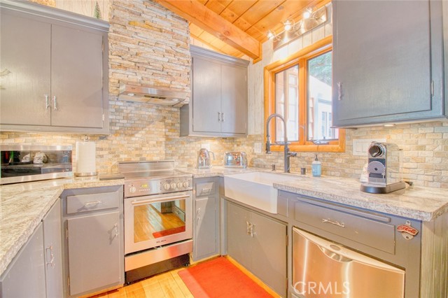 5475 Acorn Trail, Wrightwood CA: https://media.crmls.org/medias/c5e46c40-4d4b-404a-85ae-ab71de3dbc67.jpg
