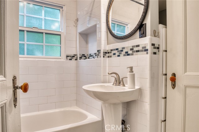 5734 Cazaux Drive, Los Angeles CA: https://media.crmls.org/medias/c5e4ff4c-ca81-4c12-9dd5-23ba396f2d5d.jpg