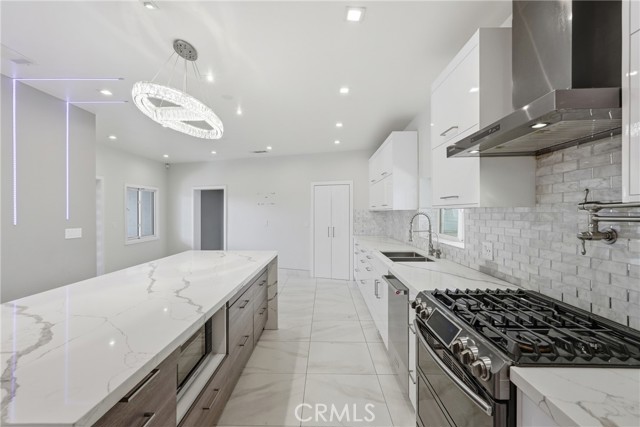 Detail Gallery Image 11 of 44 For 8647 Corbin Ave, Winnetka,  CA 91306 - 5 Beds | 3/1 Baths