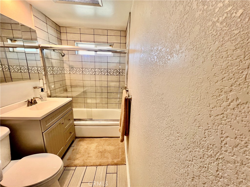 https://media.crmls.org/medias/c5ecc851-ab8b-4f9f-8ea5-1bcedc330856.jpg?preset=X-Large