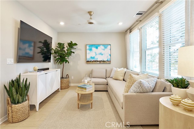 Detail Gallery Image 2 of 9 For 9829 La Serna Dr #4,  Whittier,  CA 90605 - 2 Beds | 2/1 Baths