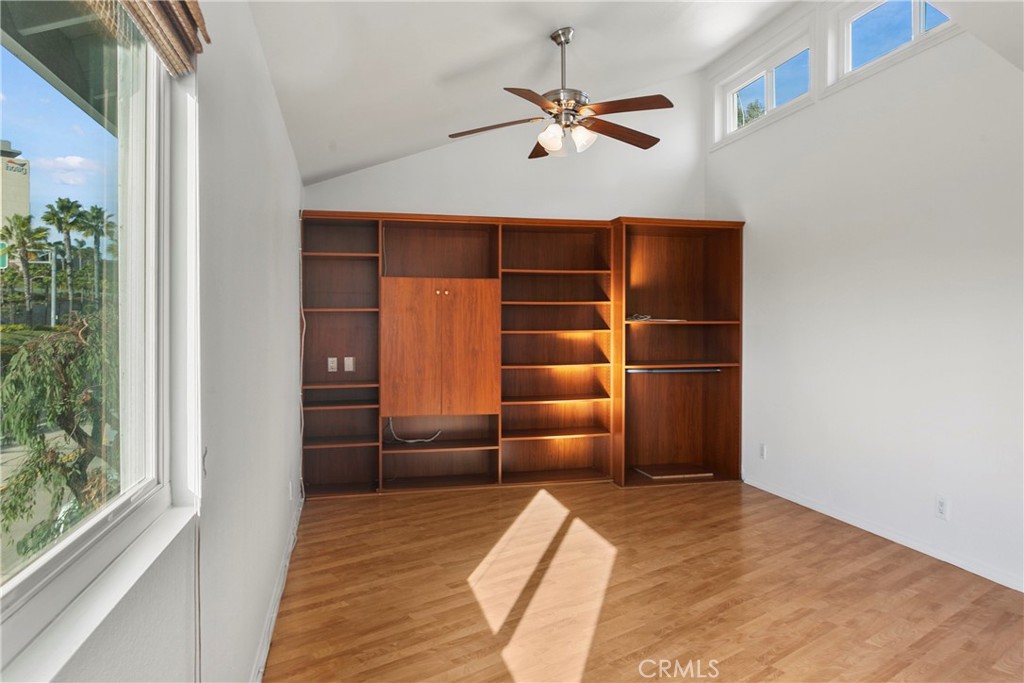 https://media.crmls.org/medias/c5ee9a86-519f-4893-8e59-a5bbb19b44c4.jpg?preset=X-Large