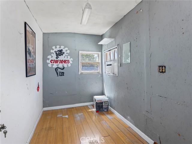2215 N Brighton Street, Burbank CA: https://media.crmls.org/medias/c5eebe9d-ba83-44b6-a5c4-5f578ea7521d.jpg