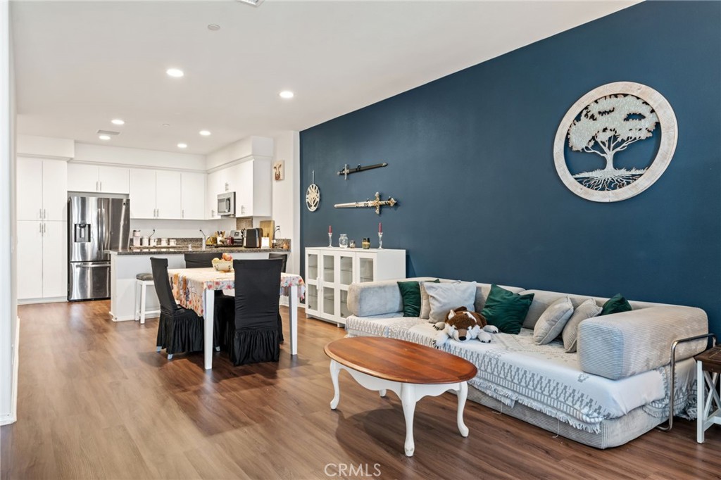https://media.crmls.org/medias/c5f5b1b0-6357-4b2d-9839-89ea761671f6.jpg?preset=X-Large