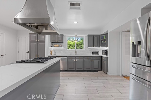 13405 Tiara Street, Valley Glen CA: https://media.crmls.org/medias/c5f645fd-39a3-4c3d-88a5-986c2d0b626e.jpg