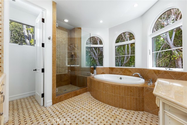 Detail Gallery Image 38 of 64 For 2516 Walnut Ave, Manhattan Beach,  CA 90266 - 5 Beds | 5/1 Baths