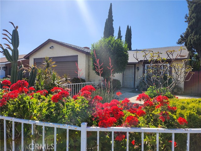 13151 Crowley Street, Arleta CA: https://media.crmls.org/medias/c5f72c37-fb27-47f5-9439-b2b2c874e7a5.jpg