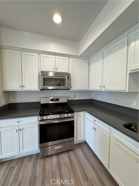 Detail Gallery Image 6 of 27 For 5432 Hermitage Ave #202,  Valley Village,  CA 91607 - 3 Beds | 2 Baths