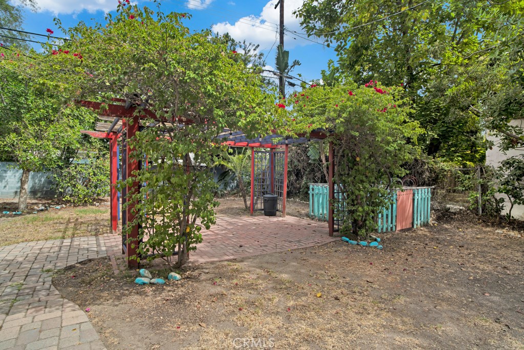 https://media.crmls.org/medias/c5f8a258-3187-44c0-ac4d-fa675ded3480.jpg?preset=X-Large