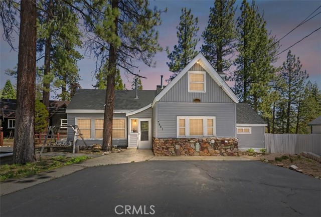Detail Gallery Image 1 of 30 For 681 Chipmunk Ln, Big Bear Lake,  CA 92315 - 5 Beds | 3 Baths