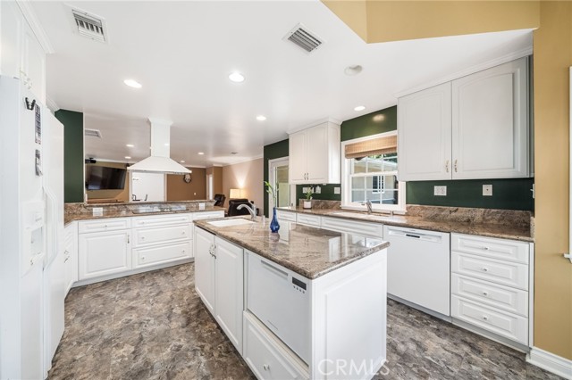 Detail Gallery Image 17 of 52 For 178 N Monterey Rd, Orange,  CA 92866 - 4 Beds | 4 Baths