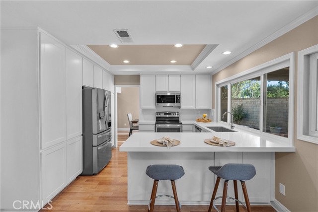 Detail Gallery Image 10 of 41 For 23439 via Elisandra, Valencia,  CA 91355 - 5 Beds | 3 Baths