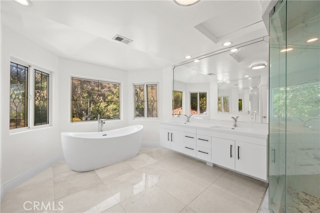 3856 Vista Linda Drive, Encino CA: https://media.crmls.org/medias/c600edd1-dfd5-4040-910e-61d3c7c9afc8.jpg