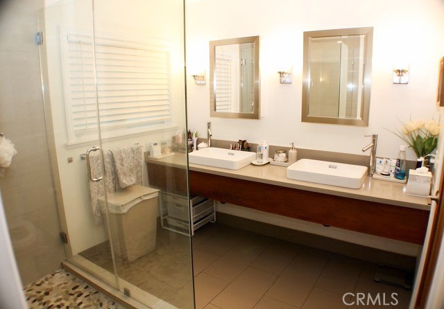 Detail Gallery Image 12 of 23 For 4820 Abbeyville Ave, Woodland Hills,  CA 91364 - 4 Beds | 4 Baths