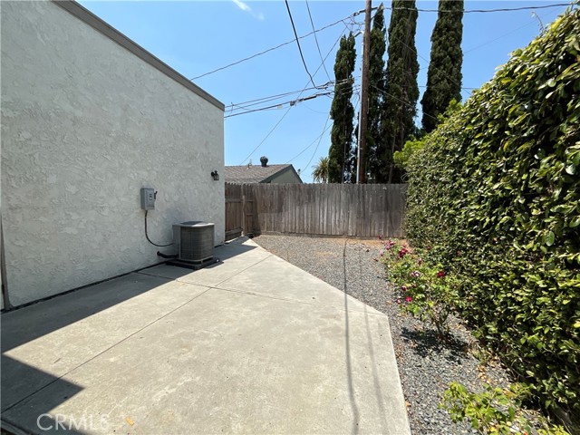 2641 Santa Ana Avenue, Costa Mesa CA: https://media.crmls.org/medias/c602f5a5-2056-464d-a1f0-1fed044f678d.jpg