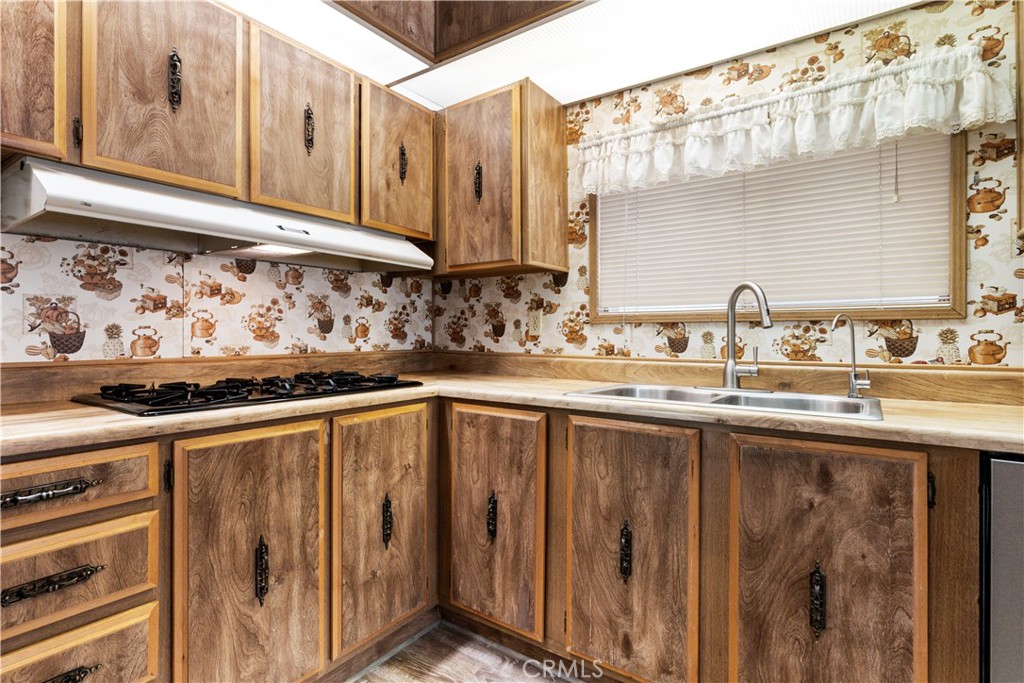 https://media.crmls.org/medias/c6050b76-c255-4e39-9b2d-d8e2c64c173f.jpg?preset=X-Large