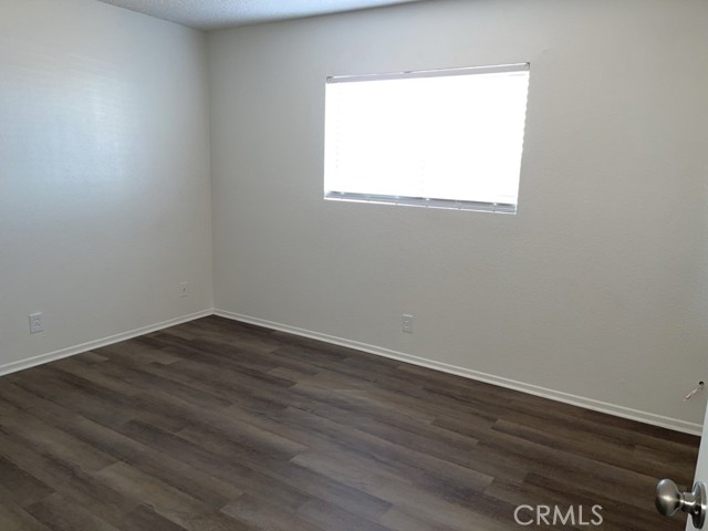 Detail Gallery Image 5 of 14 For 13757 Greenwood Pl #1,  Victorville,  CA 92395 - 3 Beds | 2 Baths