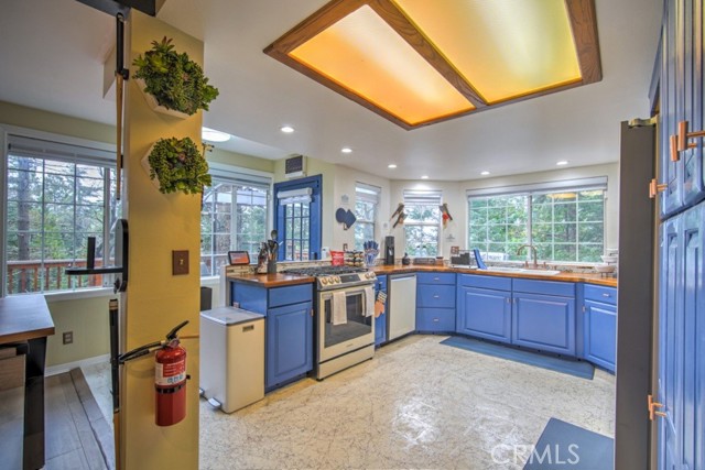 582 Rose Lane, Twin Peaks CA: https://media.crmls.org/medias/c607babd-ac86-4772-a9d9-ae595ba0862f.jpg