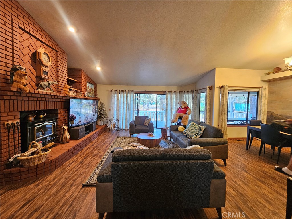 https://media.crmls.org/medias/c6085a6e-d216-49ff-9fcf-c4d2f4f66d33.jpg?preset=X-Large
