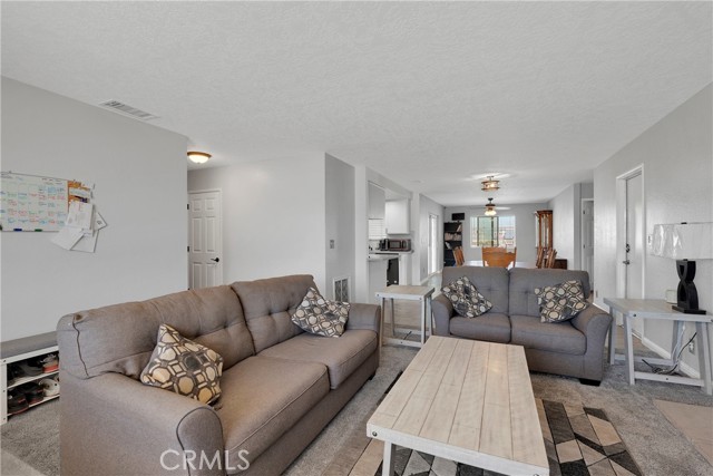 18064 Cajon Street, Hesperia CA: https://media.crmls.org/medias/c6085c91-1650-4155-b17e-6416fadf1515.jpg