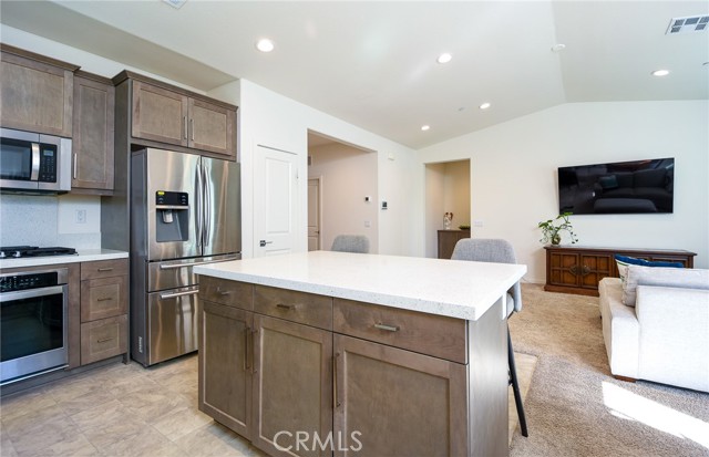 Detail Gallery Image 10 of 27 For 15537 Parry Peak Dr, Fontana,  CA 92336 - 3 Beds | 2 Baths