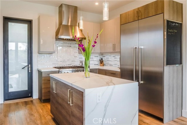 Detail Gallery Image 13 of 26 For 700 Broadway, Redondo Beach,  CA 90277 - 4 Beds | 3/1 Baths