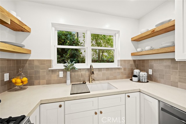852 E Howard Street, Pasadena CA: https://media.crmls.org/medias/c60dd893-3cb0-4222-8ad5-ce4a62282847.jpg