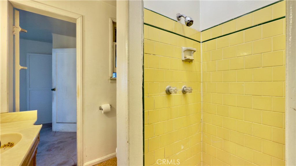 https://media.crmls.org/medias/c6110944-a574-4934-b8aa-653b4d51ab12.jpg?preset=X-Large
