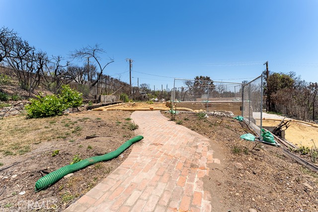 15475 Albright Street, Pacific Palisades CA: https://media.crmls.org/medias/c615e147-1e4f-45a2-b68a-80d67cc56d0f.jpg