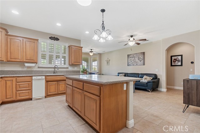 Detail Gallery Image 15 of 73 For 14260 Chinook Rd, Apple Valley,  CA 92307 - 5 Beds | 5/3 Baths