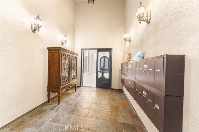 Detail Gallery Image 6 of 53 For 11218 Camarillo St #404,  Toluca Lake,  CA 91602 - 3 Beds | 3 Baths