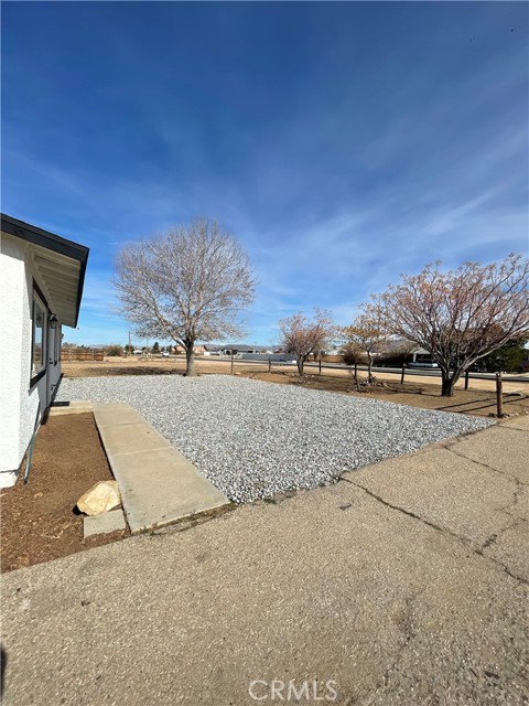 Detail Gallery Image 4 of 21 For 10852 Navajo Rd, Apple Valley,  CA 92308 - 3 Beds | 2 Baths